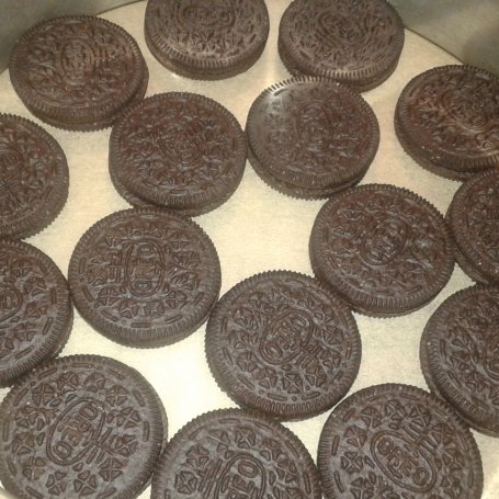 Krok 1 - Szybki sernik na ciasteczkach oreo foto