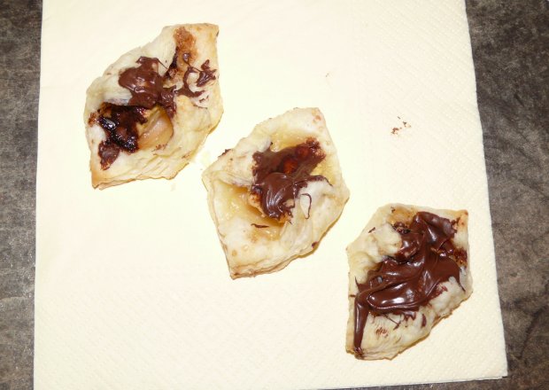 Fotografia przedstawiająca Szybkie ciasteczka francuskie z jabłkiem i nutellą
