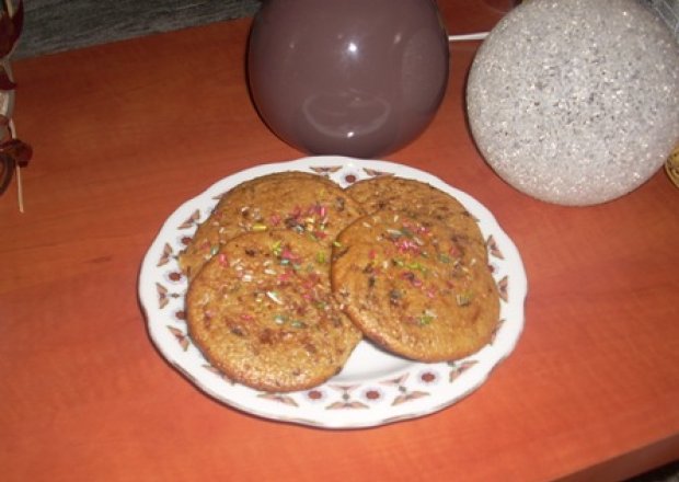 Fotografia przedstawiająca szybkie ciasteczka z kolorową posypką