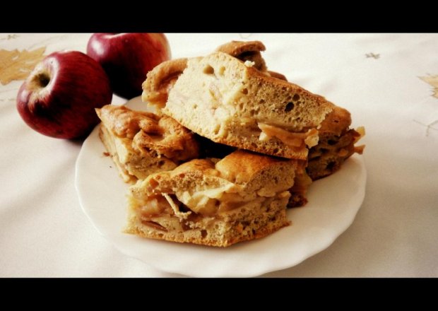 Fotografia przedstawiająca Szybkie ciasto jesienne z jabłkami