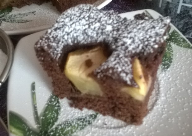 Fotografia przedstawiająca Szybkie ciasto kakaowe z jabłkami i wiśniami