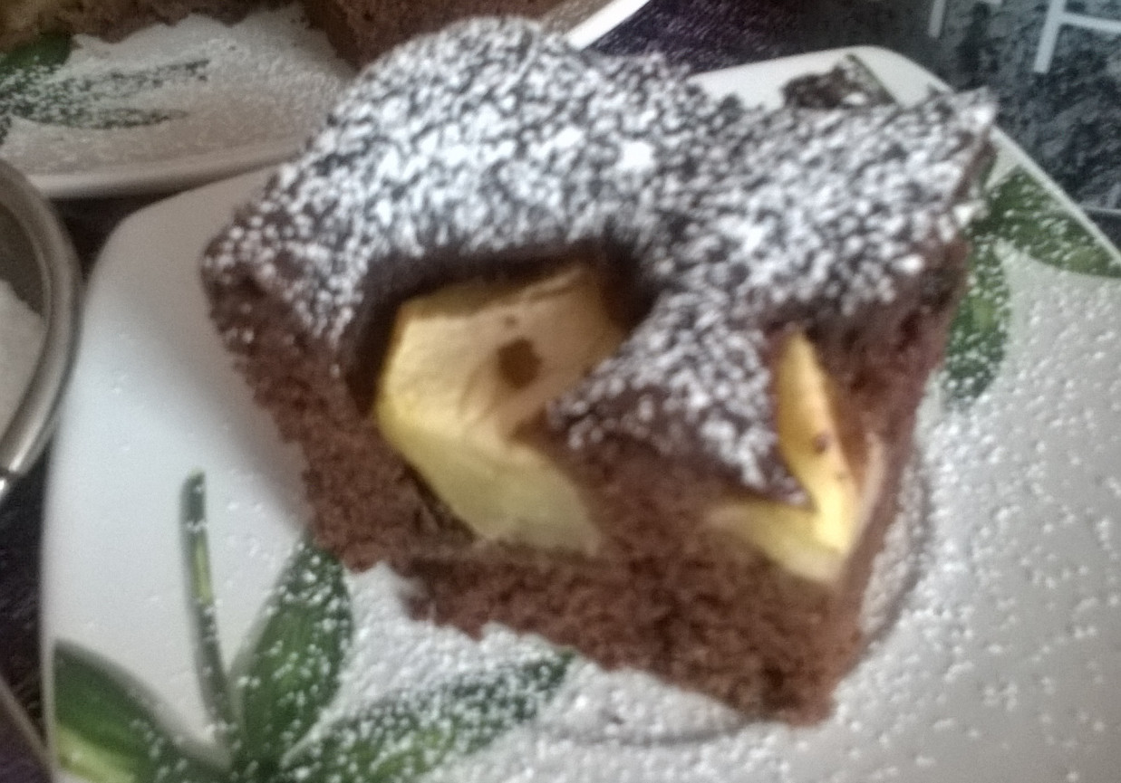 Szybkie ciasto kakaowe z jabłkami i wiśniami foto