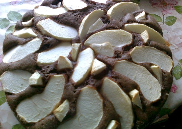 Fotografia przedstawiająca Szybkie ciasto kakaowe z jabłkami