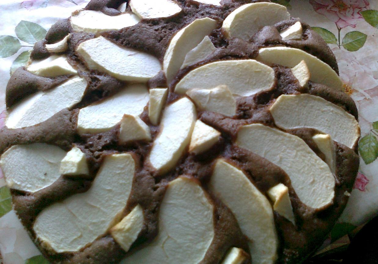 Szybkie ciasto kakaowe z jabłkami foto