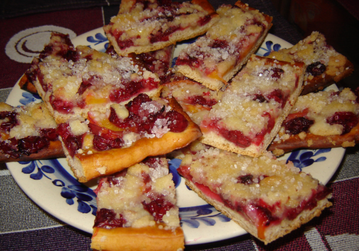 Szybkie ciasto na kruchym spodzie z owoc foto