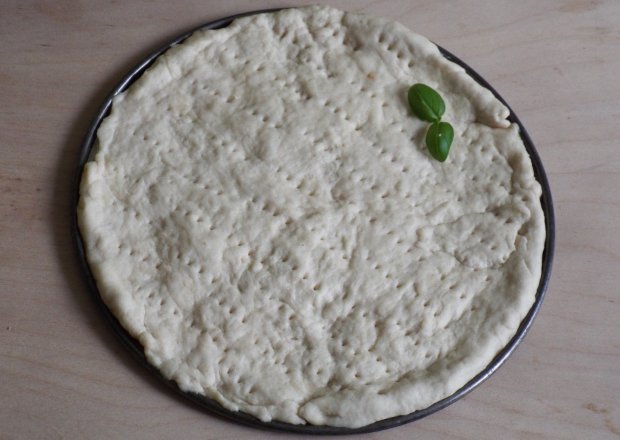 Fotografia przedstawiająca Szybkie ciasto na pizzę (bez wyrastania)