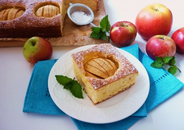 Fotografia przedstawiająca Szybkie ciasto z jabłkami