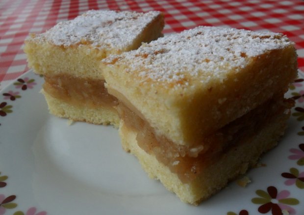 Fotografia przedstawiająca Szybkie ciasto z jabłkami