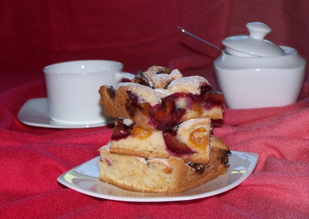 Fotografia przedstawiająca Szybkie ciasto z owocami, czyli gdy kawa jest, a słodkości brak :)
