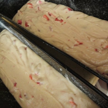 Krok 3 - Szybkie ciasto z truskawkami. foto