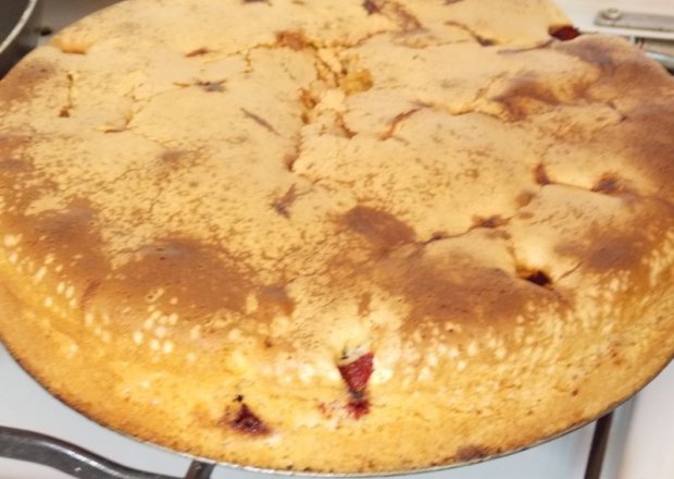 Fotografia przedstawiająca Szybkie ciasto z truskawkami