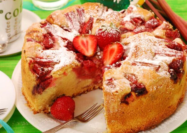 Fotografia przedstawiająca Szybkie ciasto z truskawkami
