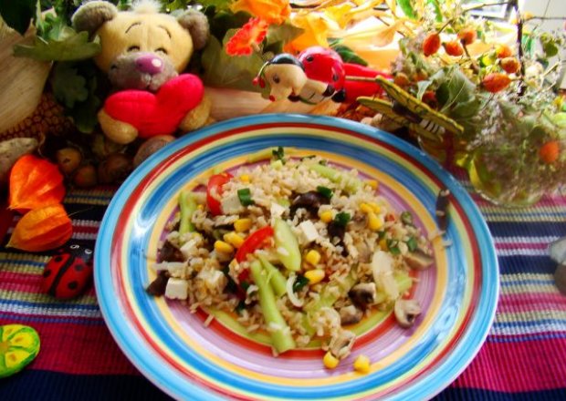 Fotografia przedstawiająca Szybkie danie z woka z ryżem warzywami i grzybami mun