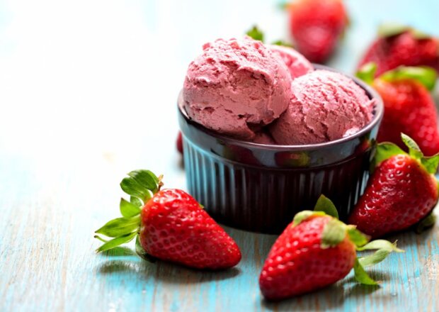 Fotografia przedstawiająca SZYBKIE DOMOWE LODY TRUSKAWKOWE