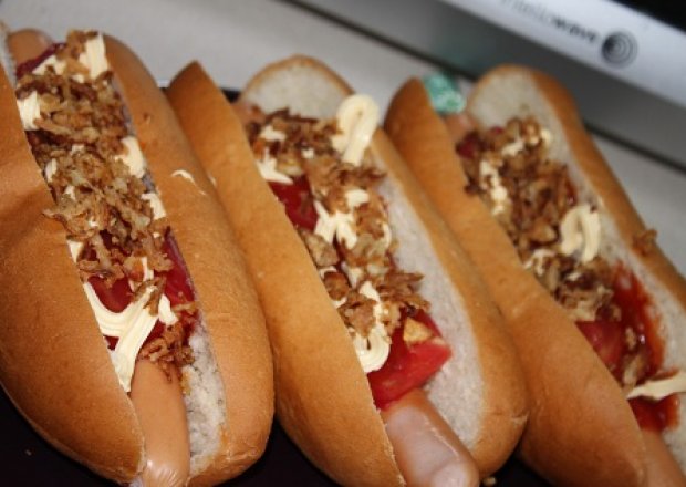 Fotografia przedstawiająca Szybkie i smaczne hot-dogi