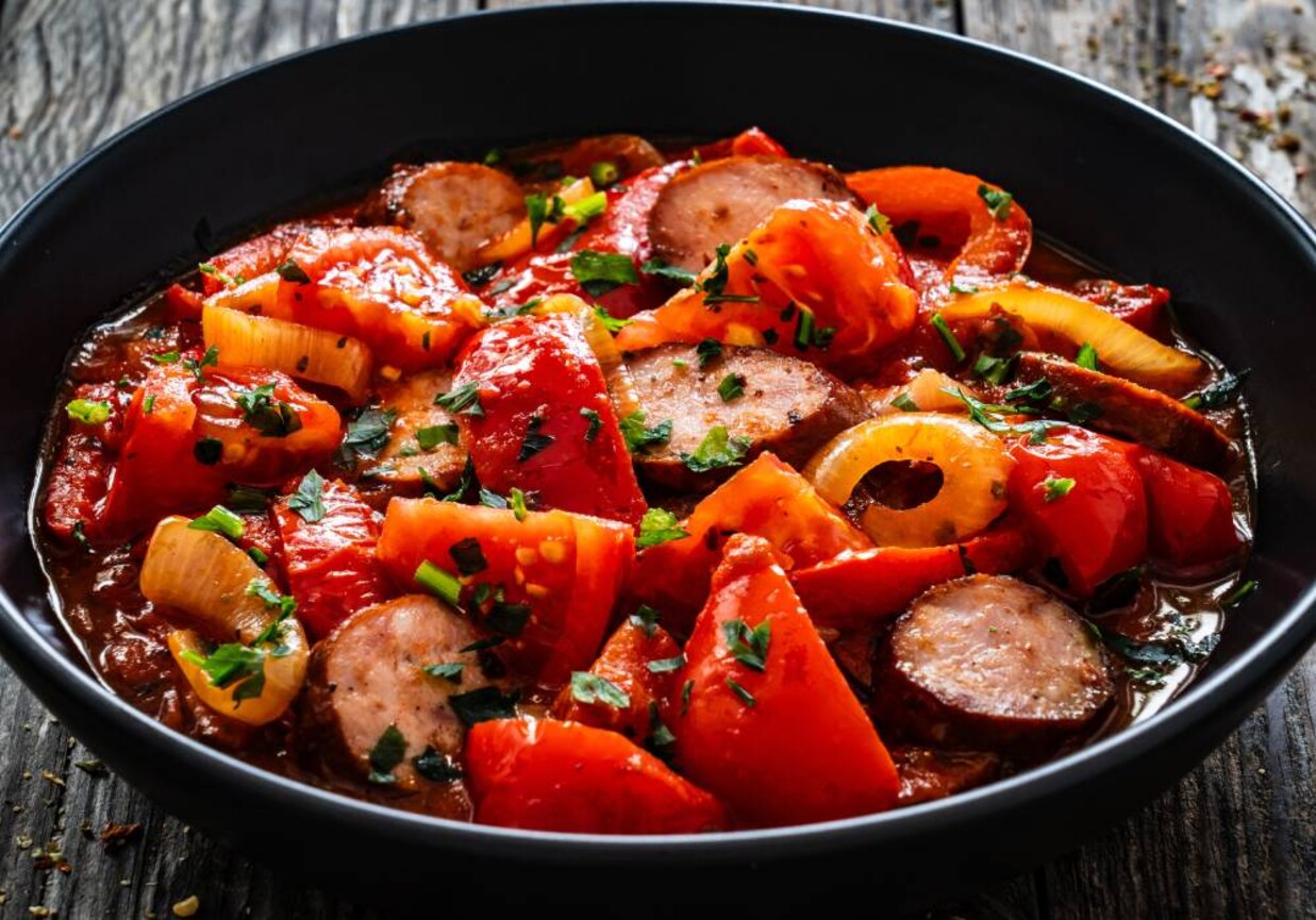 Szybkie leczo z czosnkiem i kiełbasą foto