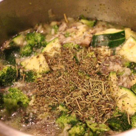 Krok 7 - Szybkie risotto z pieczarkami, cukinią i brokułem foto