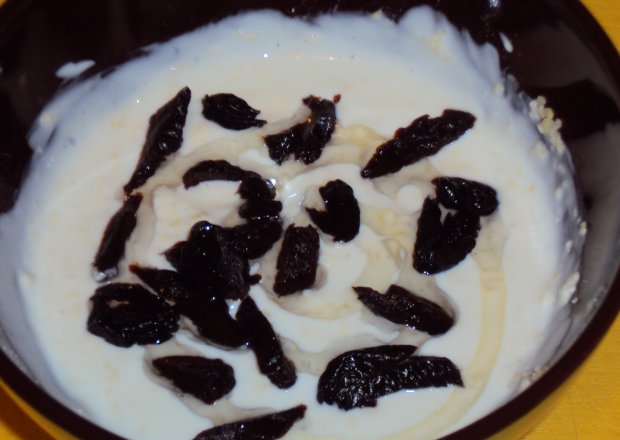 Fotografia przedstawiająca Szybkie śniadanie- jogurt z płatkami na słodko