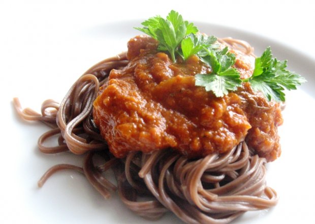 Fotografia przedstawiająca Szybkie spaghetti z makaronem soba