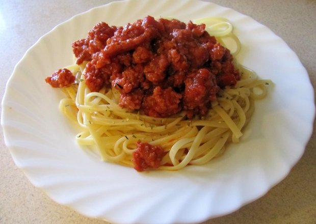 Fotografia przedstawiająca Szybkie spaghetti z sosem mięsno-pomidorowym.