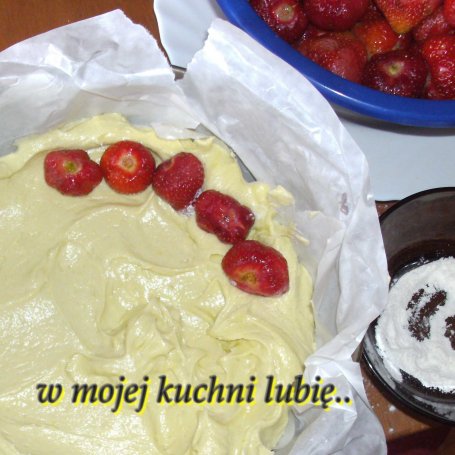 Krok 3 - Szybkie, łatwe ciasto z truskawkami... foto