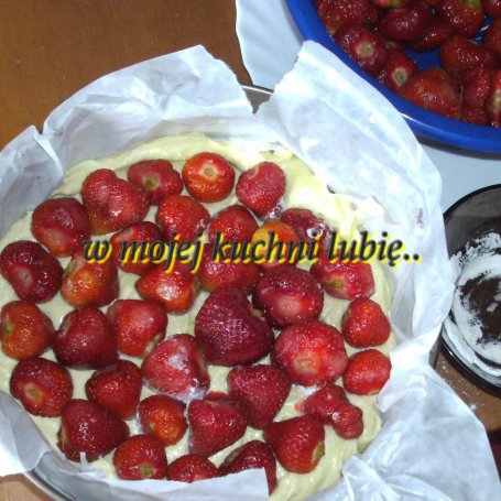 Krok 4 - Szybkie, łatwe ciasto z truskawkami... foto