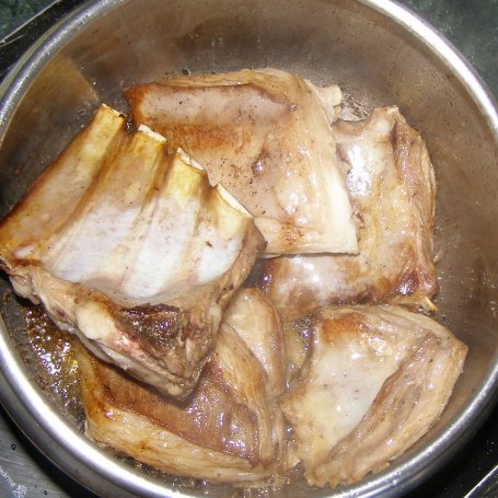 Krok 2 - szybkowar-baranie żeberka z cząbrem w cebuli... foto