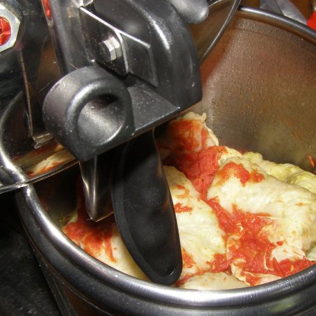 Krok 4 - szybkowar-gołąbki z młodej kapusty z mięsem z szynki,ryżu,musztardy,koperku w pomidorach... foto