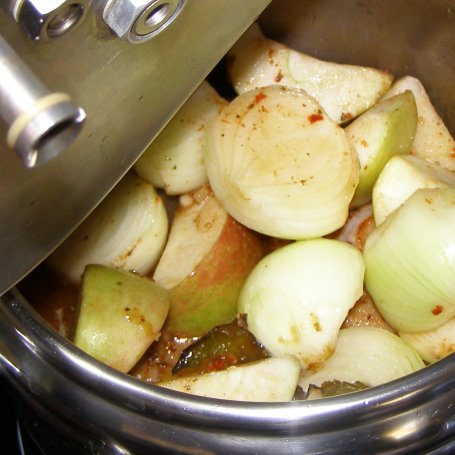 Krok 3 - szybkowar-kacze piersi w sosie cebulowo-jabłkowo-śliwkowym... foto