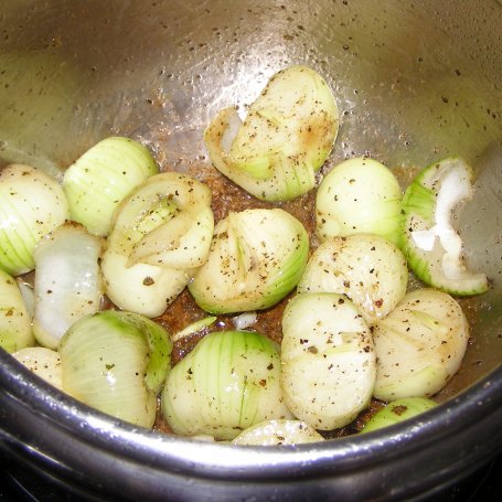 Krok 2 - szybkowar-kacze udka z ziemniakami i cebulą duszone... foto