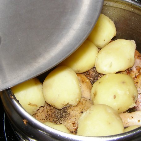 Krok 4 - szybkowar-kacze udka z ziemniakami i cebulą duszone... foto