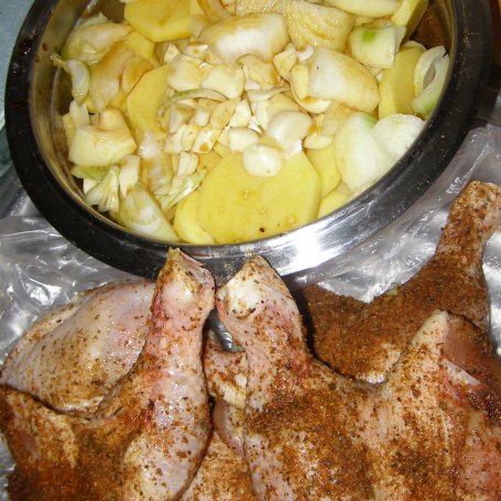 Krok 1 - szybkowar-uda kurczaka na ziemniakach z czosnkiem i cebulą... foto