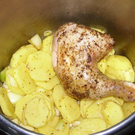 Krok 3 - szybkowar-uda kurczaka na ziemniakach z czosnkiem i cebulą... foto