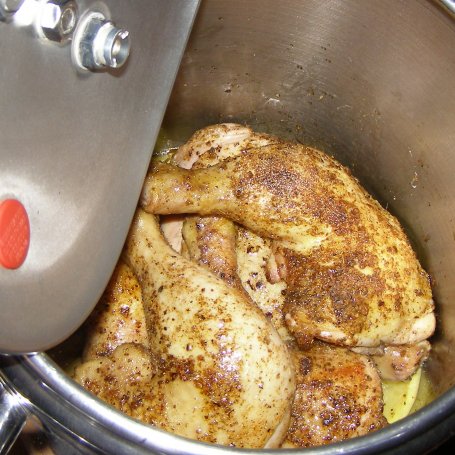 Krok 4 - szybkowar-uda kurczaka na ziemniakach z czosnkiem i cebulą... foto