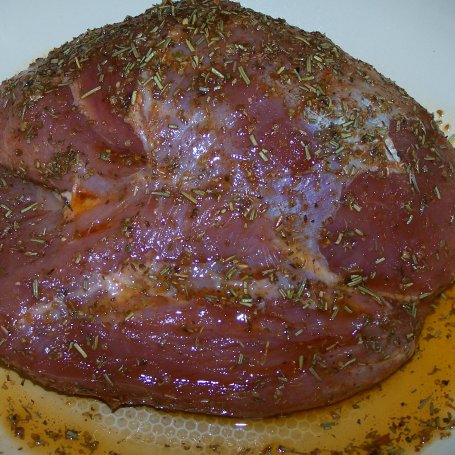 Krok 3 - Szynka duszona w rozmarynie, czyli mięso bardzo aromatyczne :) foto