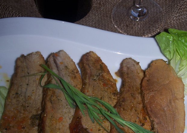 Fotografia przedstawiająca Szynka duszona z rozmarynem, czyli smaczne mięso marynowane :)