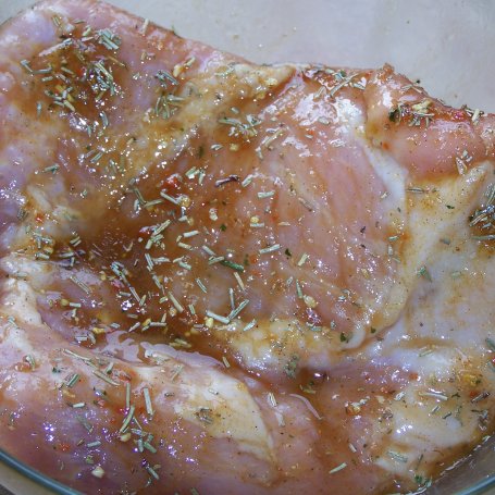 Krok 2 - Szynka duszona z rozmarynem, czyli smaczne mięso marynowane :) foto