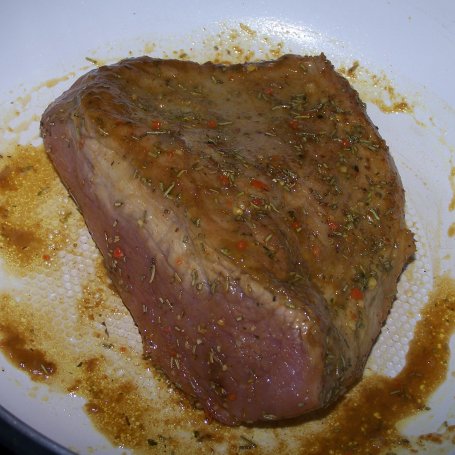 Krok 3 - Szynka duszona z rozmarynem, czyli smaczne mięso marynowane :) foto