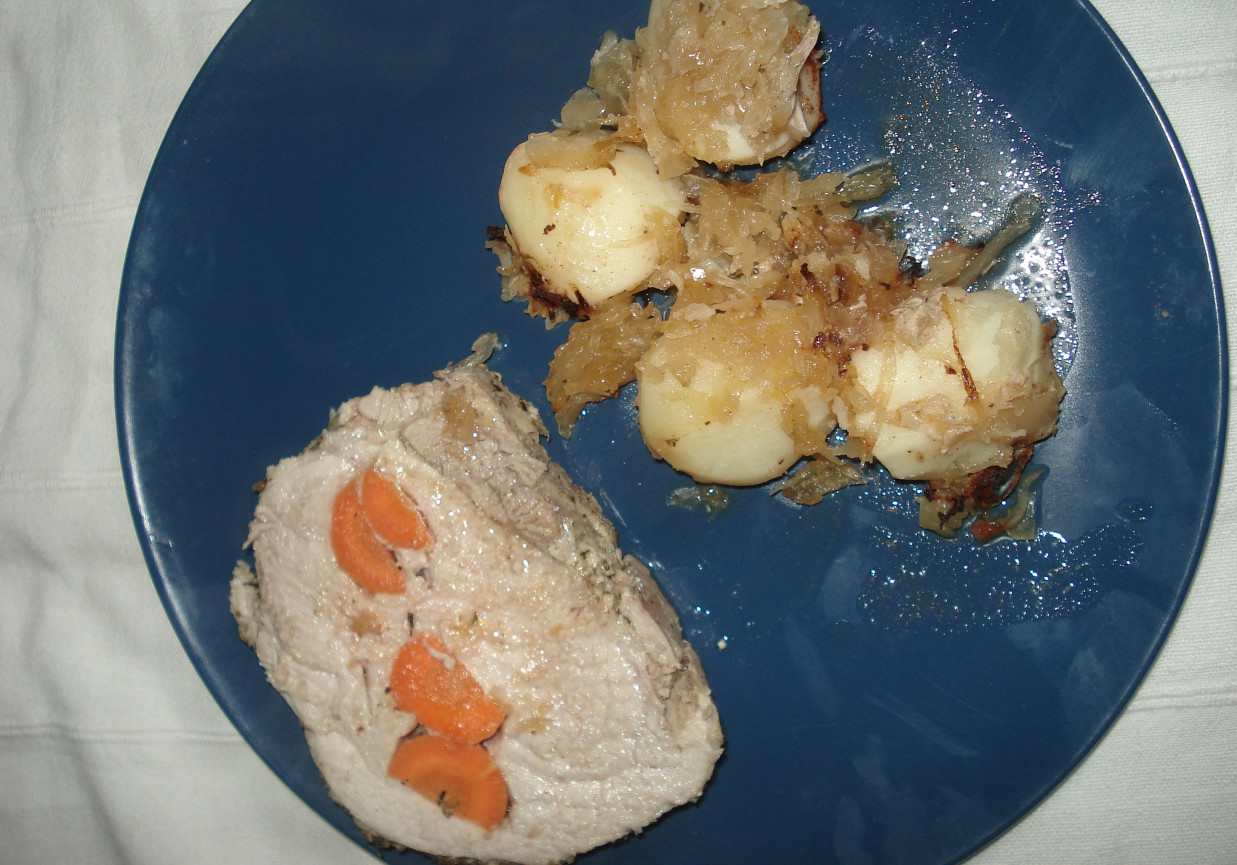 Szynka i marchewka w jednym - w obstawie młodych ziemniaków i kapusty foto