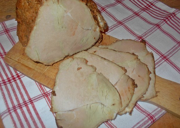 Fotografia przedstawiająca Szynka na kanapki z czosnkiem i czubricą