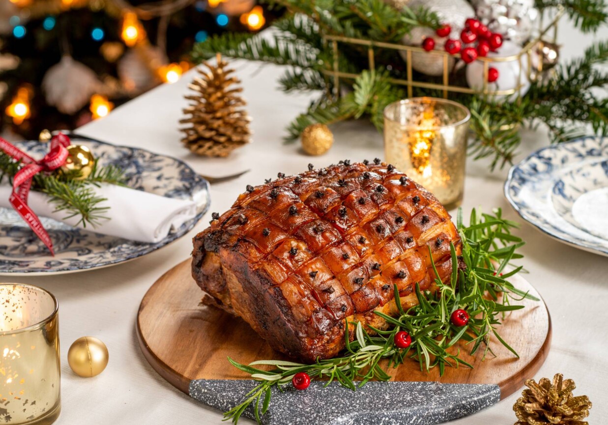 Szynka pieczona szpikowana goździkami foto