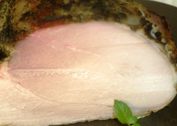 Fotografia przedstawiająca szynka pieczona z rozmarynem