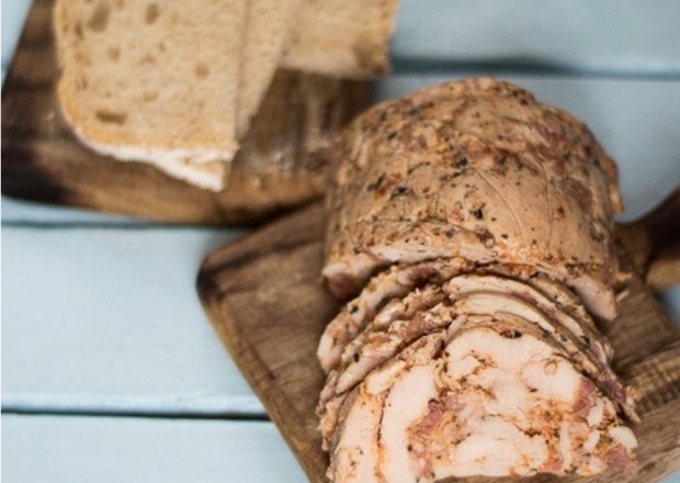 Fotografia przedstawiająca Szynkowar i pierś z kurczaka= wędlina na chleb