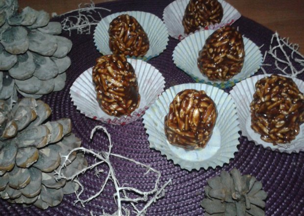 Fotografia przedstawiająca Szyszki z masą krówkową i kakao