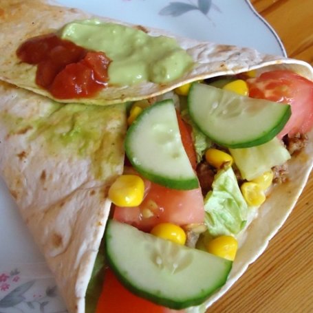 Krok 3 - Taco z mięsem i warzywami w tortilli foto