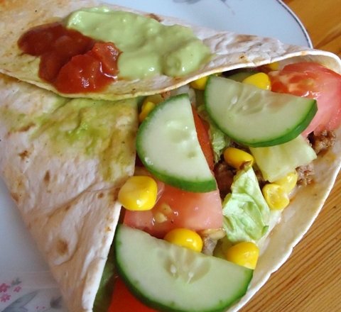 Fotografia przedstawiająca Taco z mięsem i warzywami w tortilli