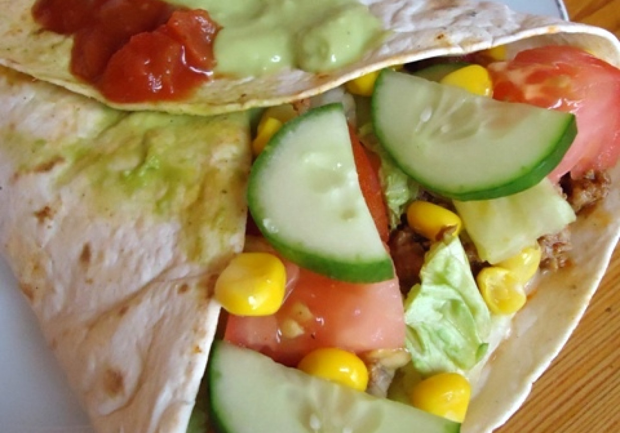 Taco z mięsem i warzywami w tortilli foto