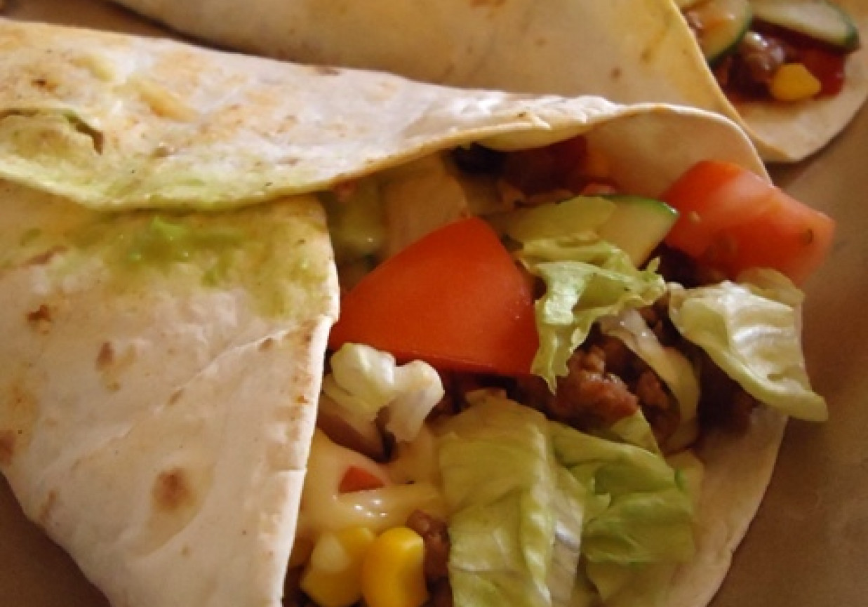 Taco z mięsem i warzywami w tortilli foto