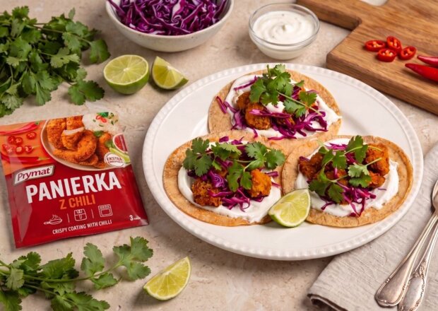 Fotografia przedstawiająca Tacos z dorszem w stylu Baja w panierce z kapustą i sosem