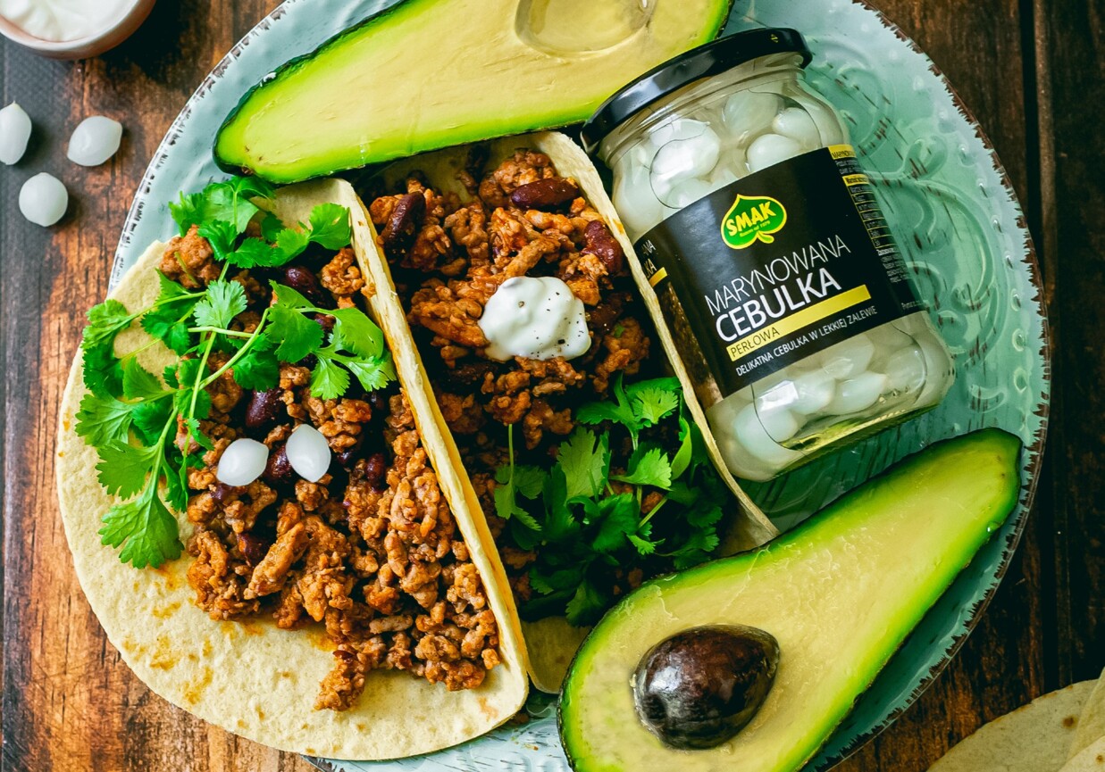 Tacos z indykiem, fasolą i awokado foto